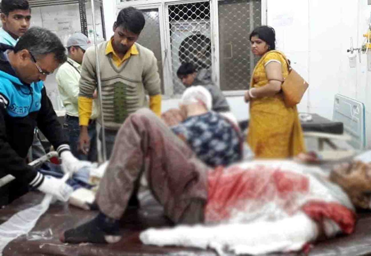 Bus accident in kannauj near tirva on agra lucknow express way