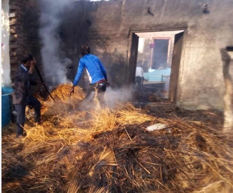 अज्ञात कारणों के चलते लगी आग, दो छप्पर खाक