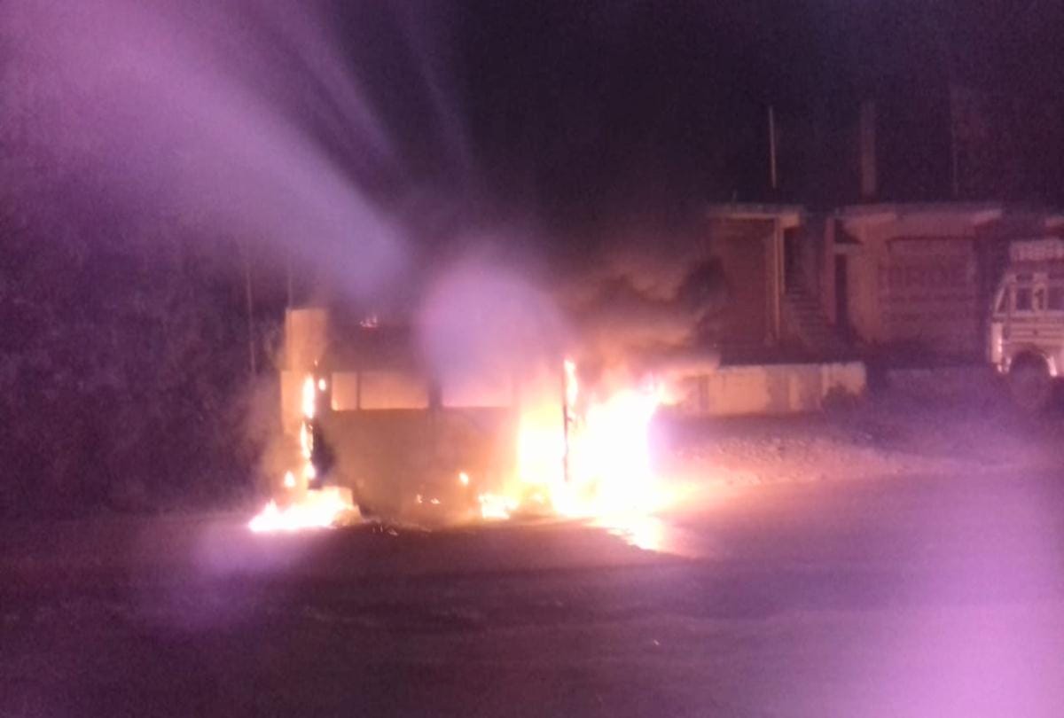 Tempo Traveler vehical on fire at chandigarh manali nh in bilaspur
