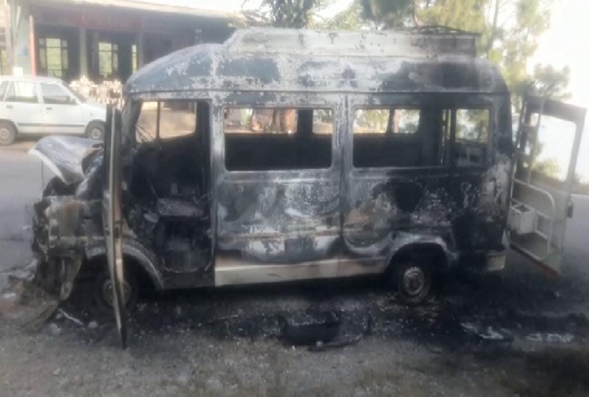 Tempo Traveler vehical on fire at chandigarh manali nh in bilaspur
