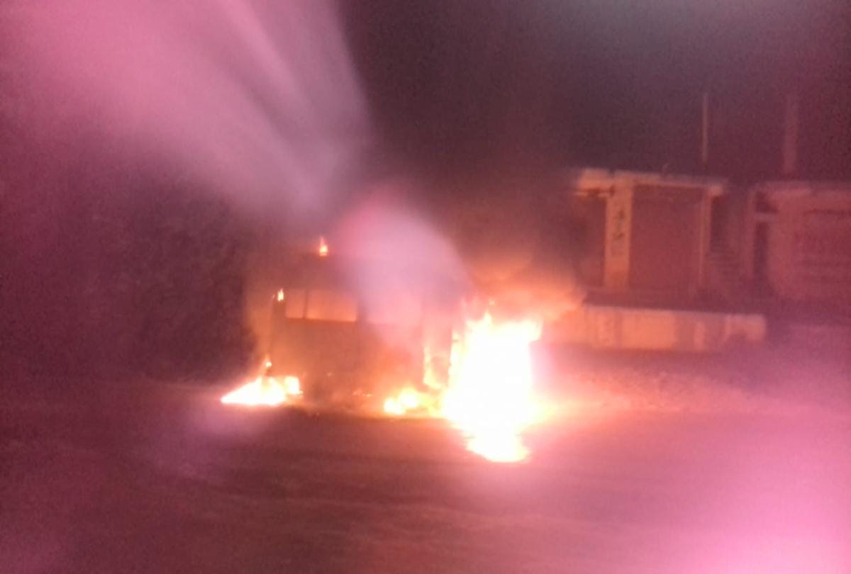 Tempo Traveler vehical on fire at chandigarh manali nh in bilaspur