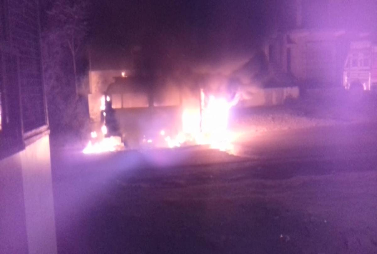 Tempo Traveler vehical on fire at chandigarh manali nh in bilaspur