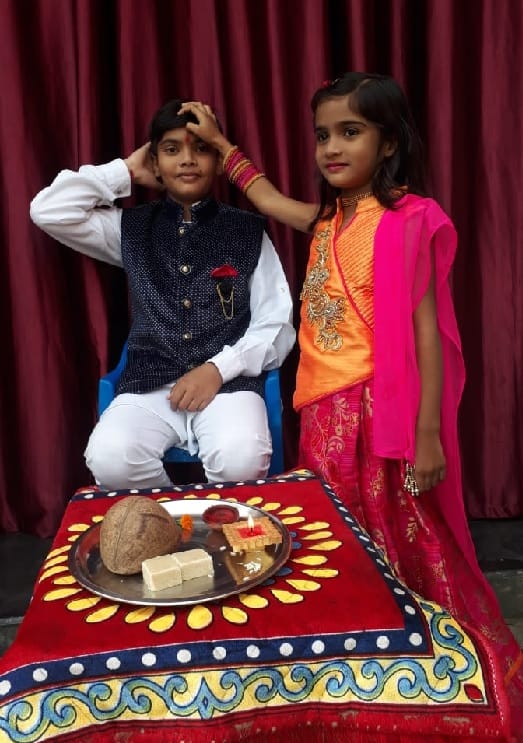 Sisters did Mangal Tilak, brothers gifted gifts