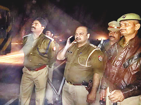 49/5000 baaraatiyon se bharee bas haeeve par palatee, nau baaraatee ghaayal