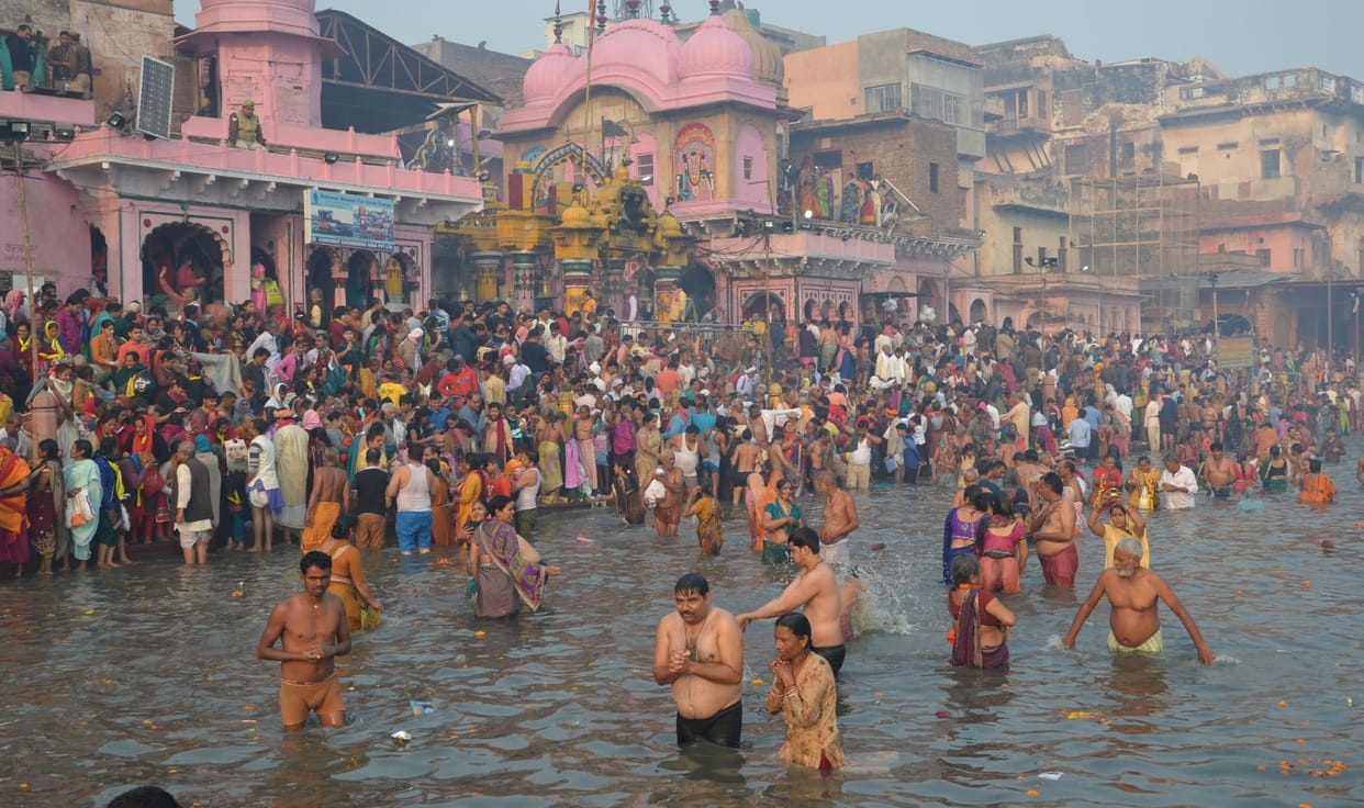 यम द्वितीया पर उमड़ा भक्ति का सैलाब, यमुना में लगी आस्था की  डुबकी