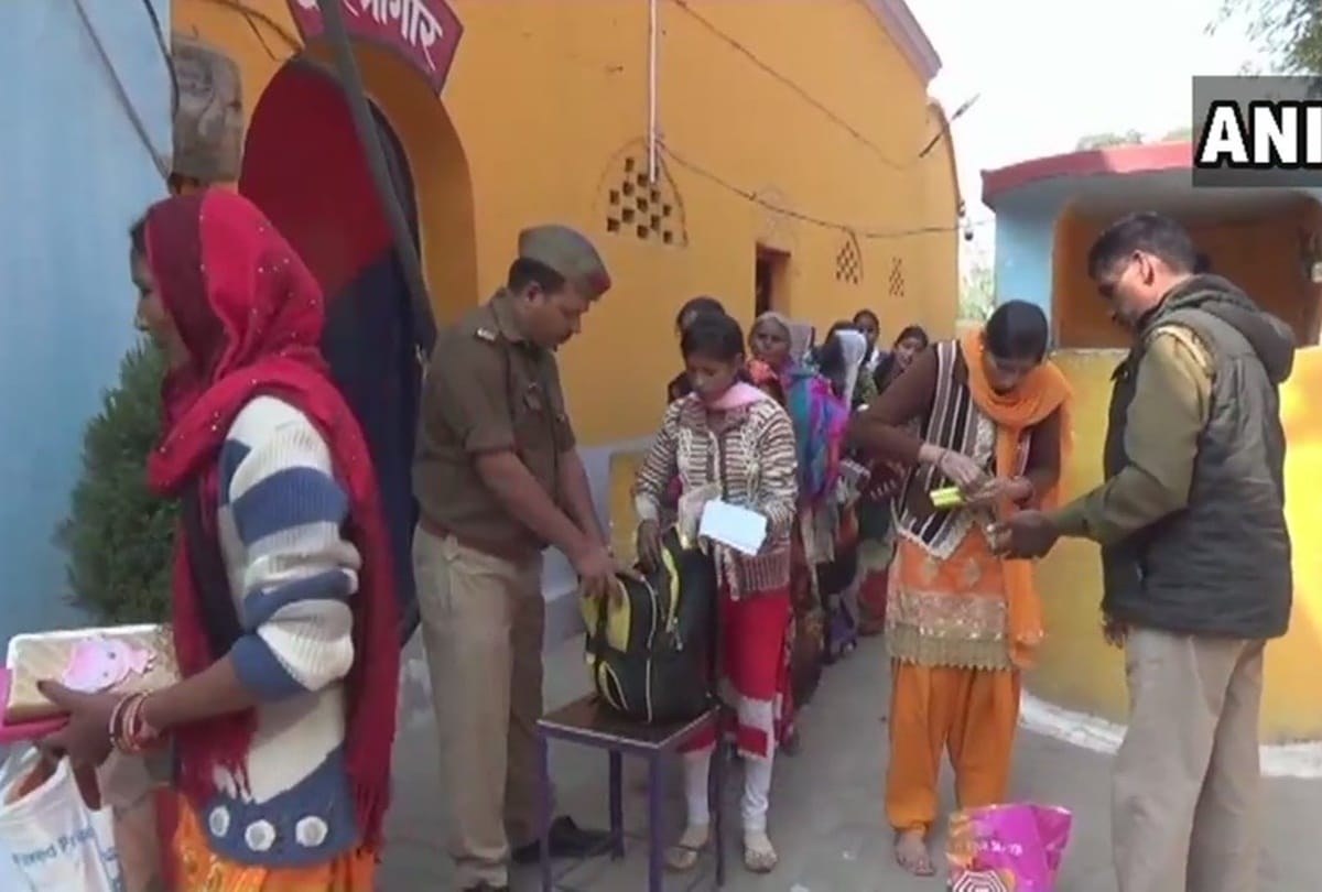 Sisters queue up outside Moradabad district jail to meet their brothers on BhaiDooj