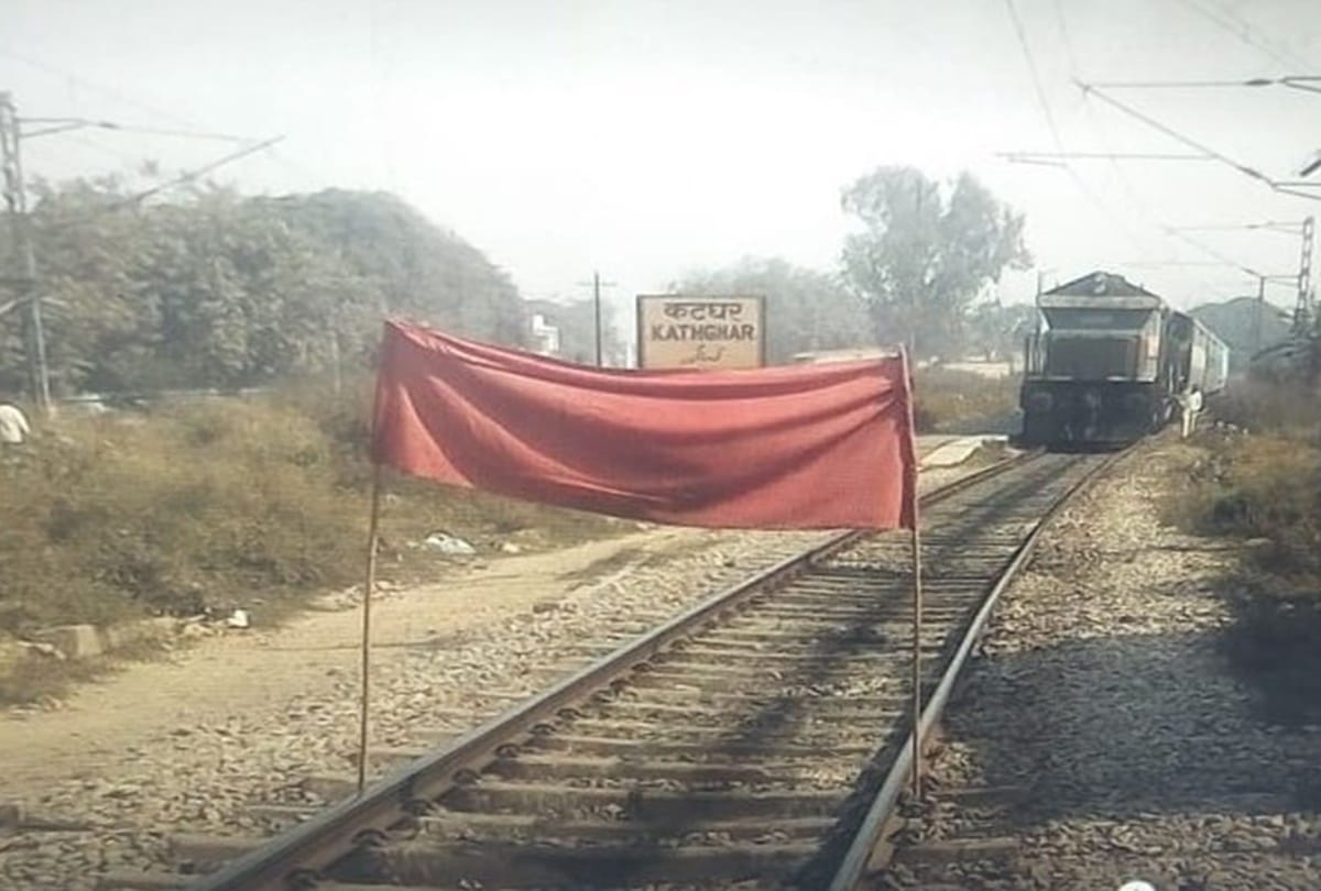 गुलाबबाड़ी रेलवे क्रासिंग के पास चटकी पटरी, बचा हादसा