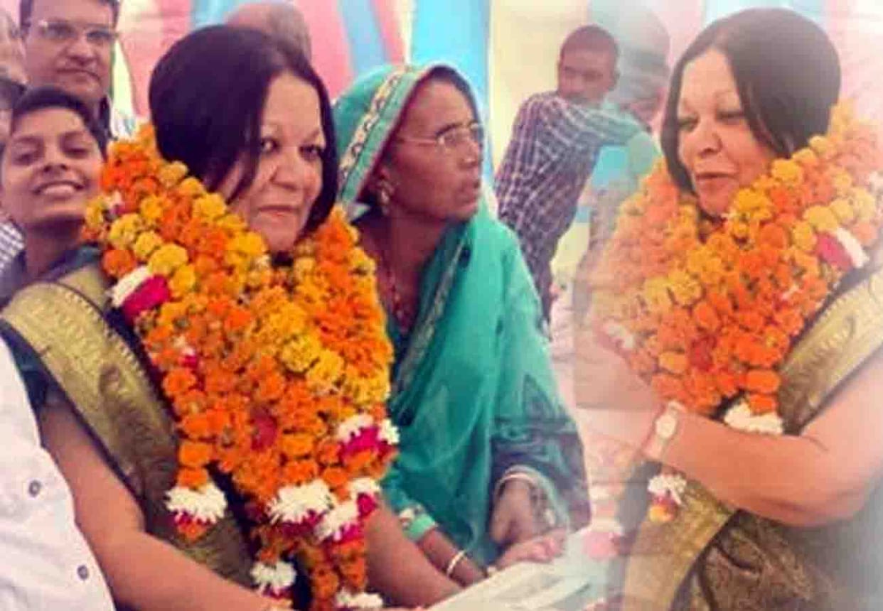 NRI woman came to home town kanpur dehat to celebrate diwali from Nederland
