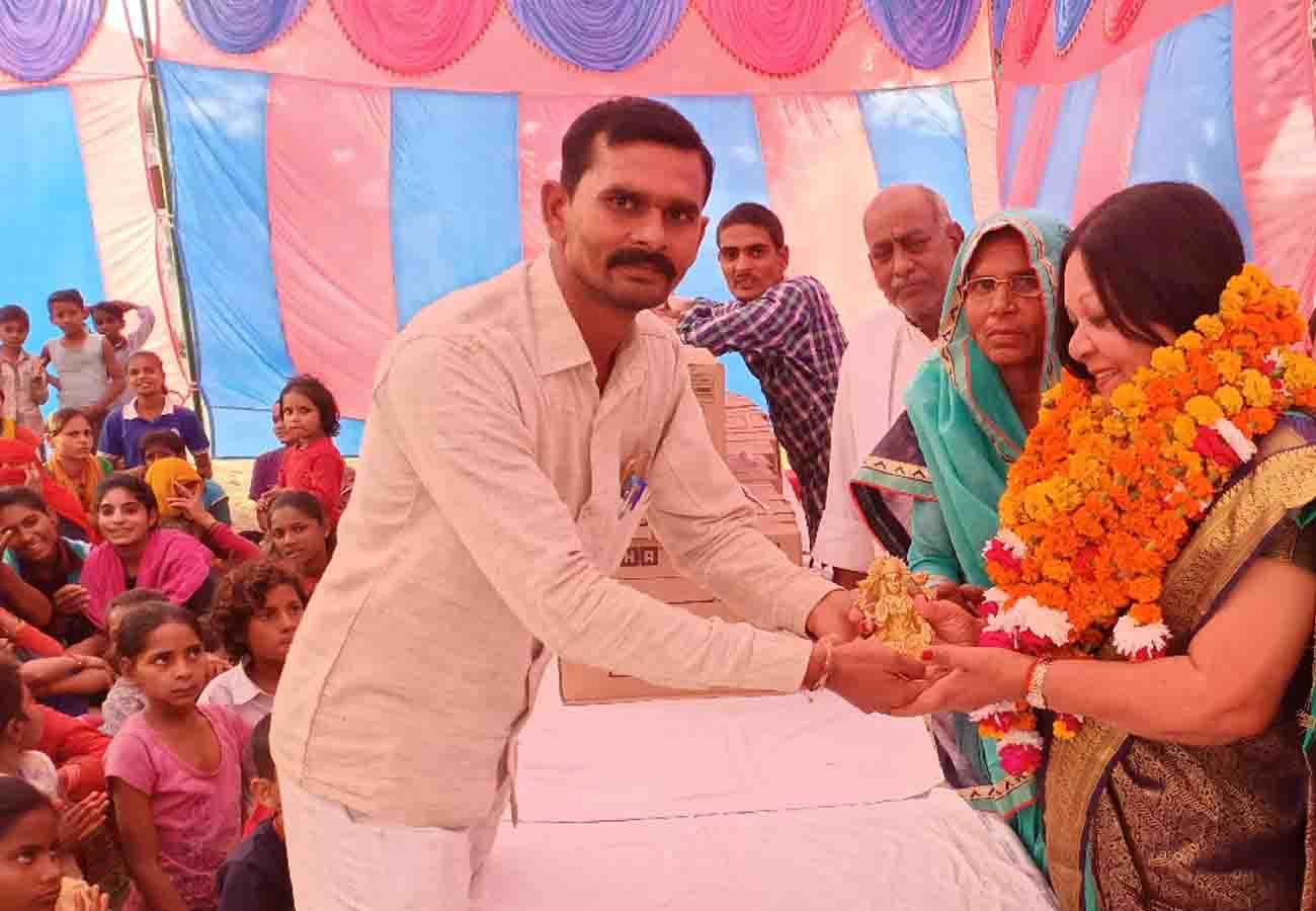 NRI woman came to home town kanpur dehat to celebrate diwali from Nederland