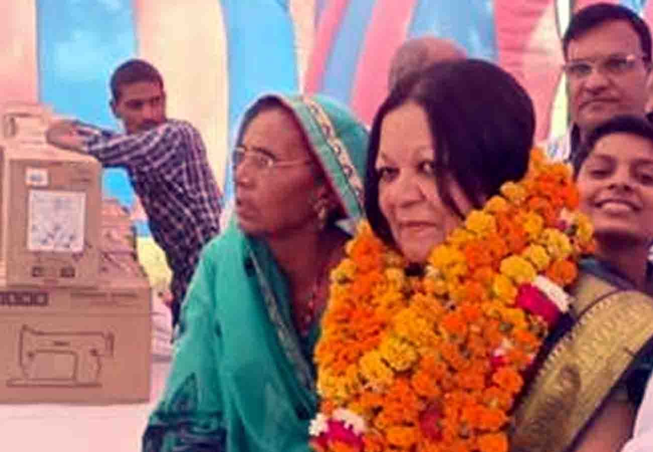 NRI woman came to home town kanpur dehat to celebrate diwali from Nederland