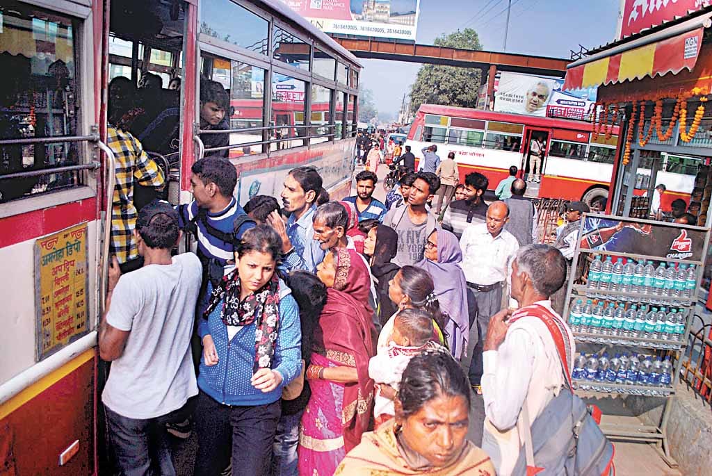 ट्रेनों के रद्द होने से बसों में उमड़ी भीड़