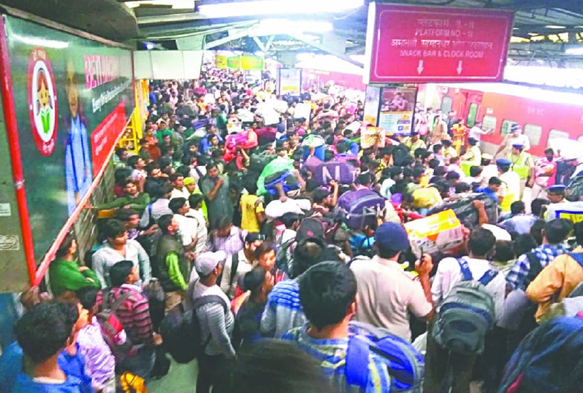 chhath puja 2018 timing, chhath puja kab hai, crowds in trains at New delhi railway station