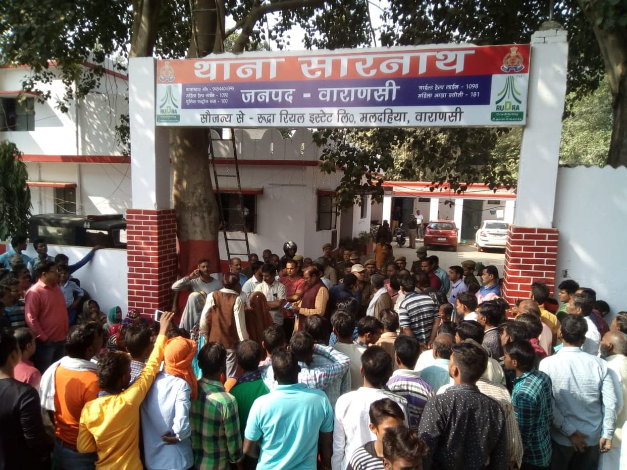 attack on police constables when they went for arrest him bjp workers proetst