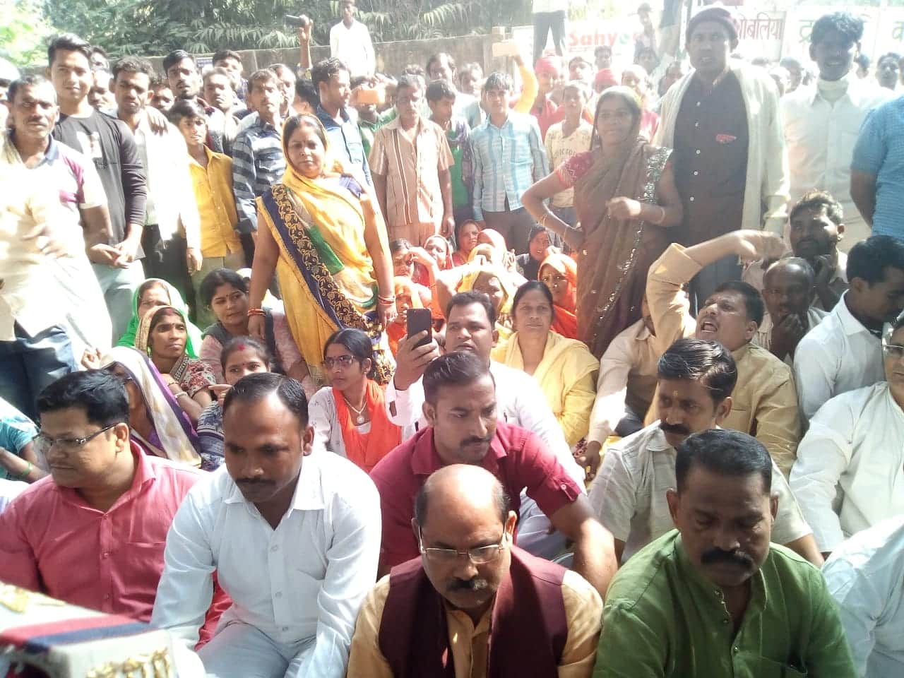 attack on police constables when they went for arrest him bjp workers proetst