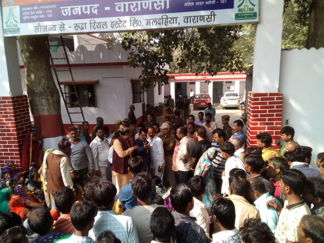 attack on police constables when they went for arrest him bjp workers proetst