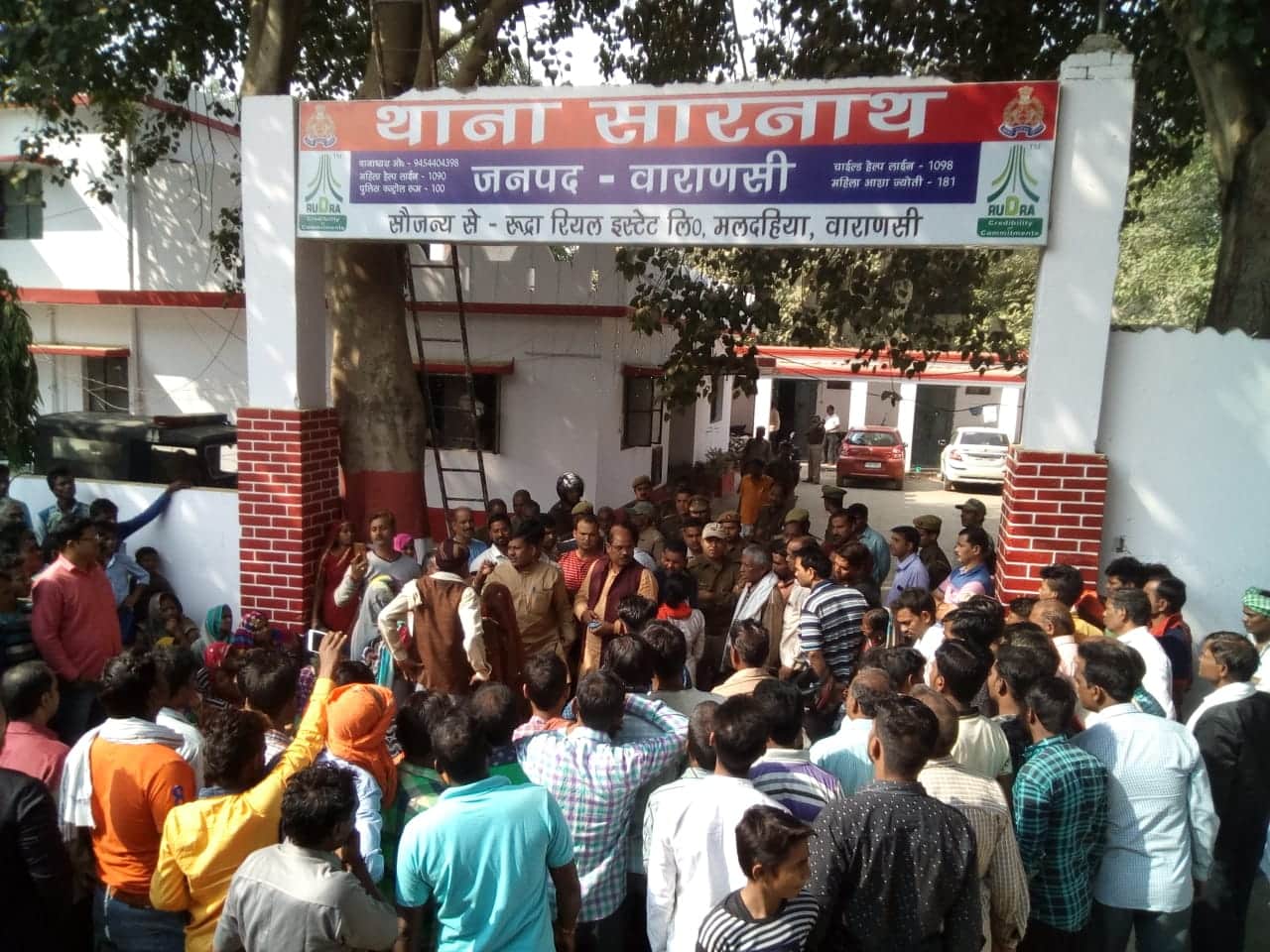 attack on police constables when they went for arrest him bjp workers proetst