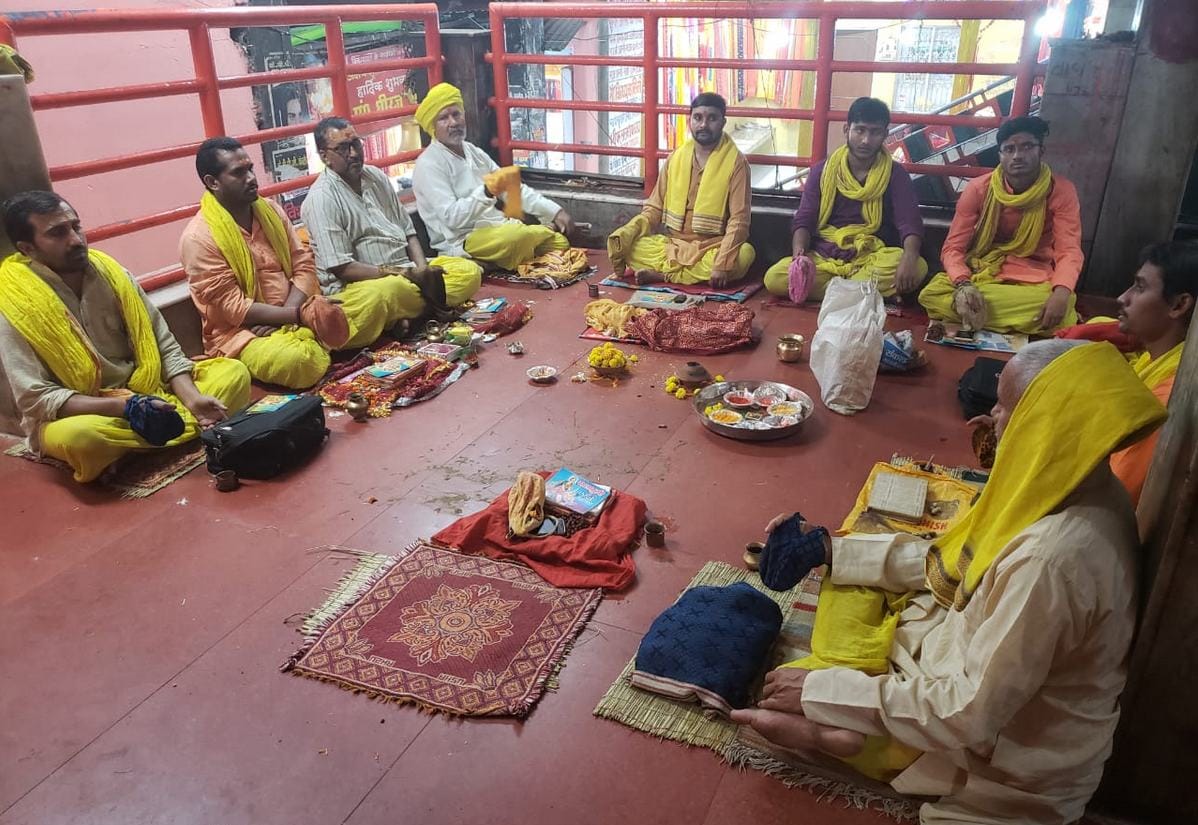 tez pratap yadav reached vindhyachal temple and do ritual yagya for family