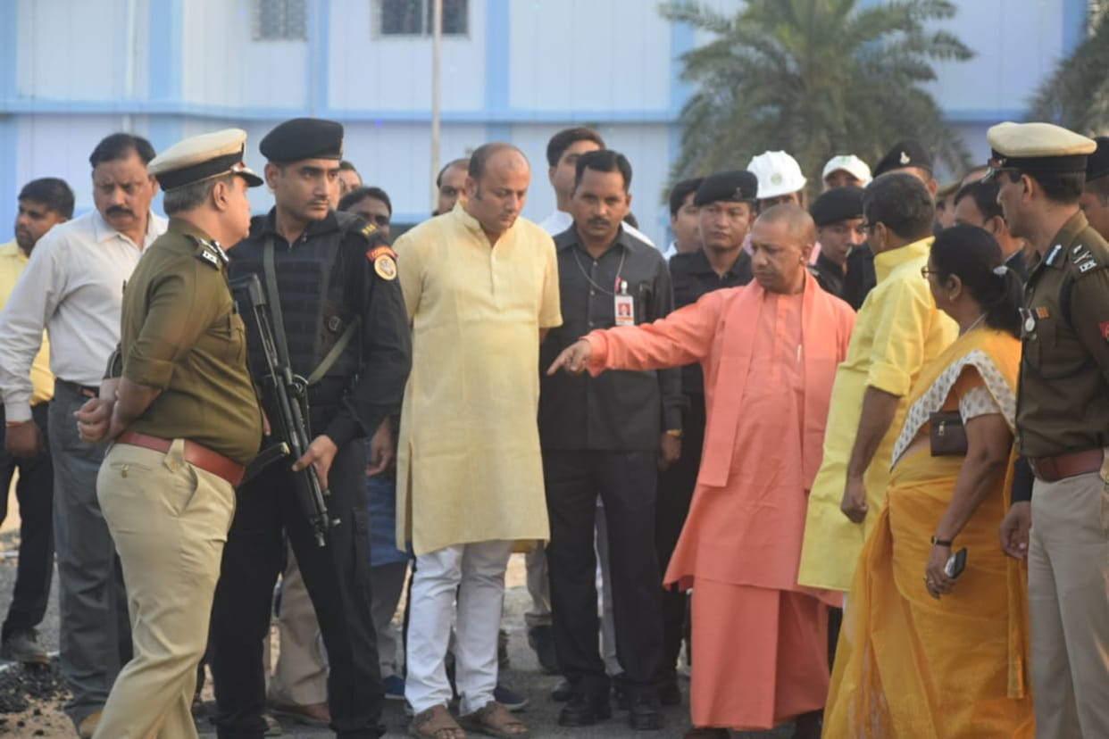 pm modi will give gifts of Rs 2.5 billion to varanasi