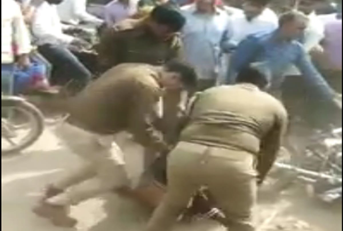 Aligarh, UP police brutally beaten a accused on road