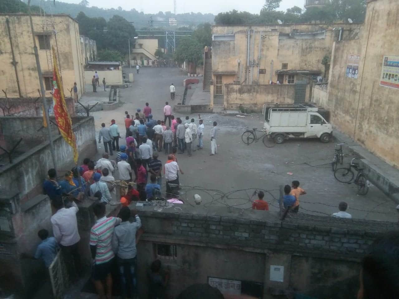 chaos and outrage by labours in sonbhadra after lathi charge by police