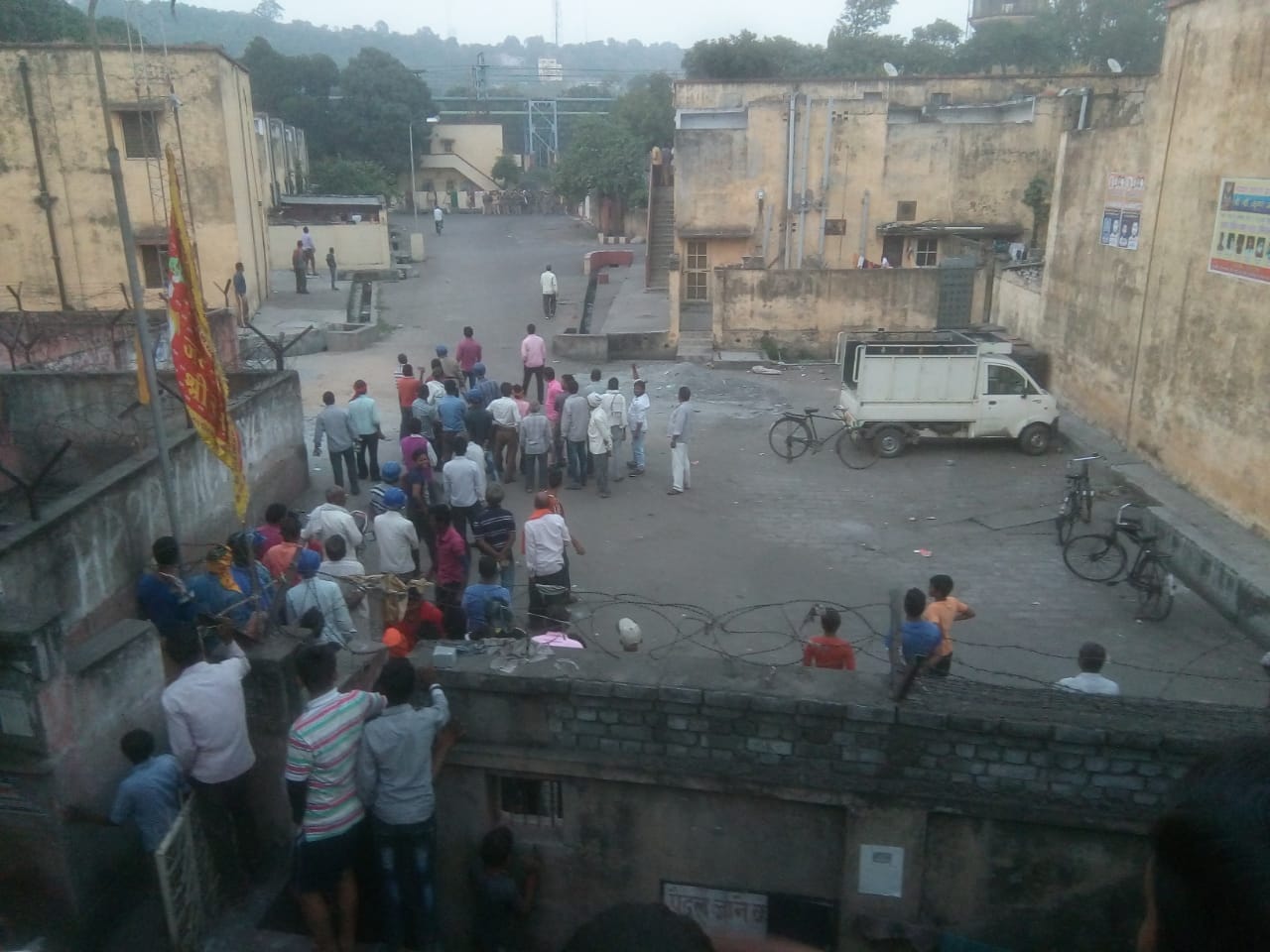 chaos and outrage by labours in sonbhadra after lathi charge by police