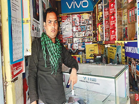 Three lakhs of theft in a mobile shop