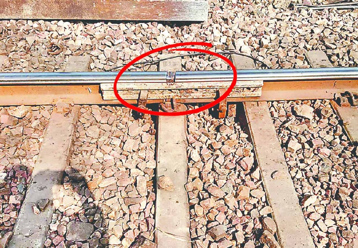 Delhi-Howrah route affected due to Rail tracks cracking