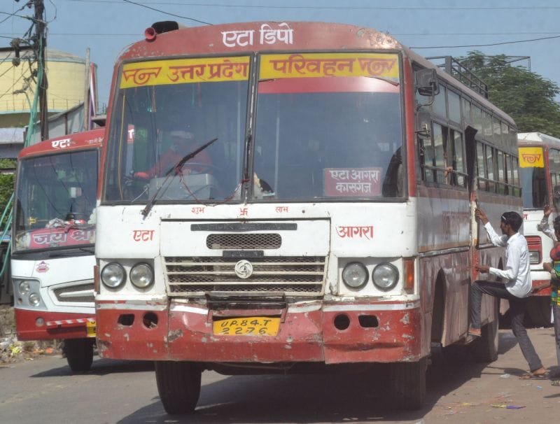 पुलिस ने रोकी बस, थाने में बैठाया  परिचालक