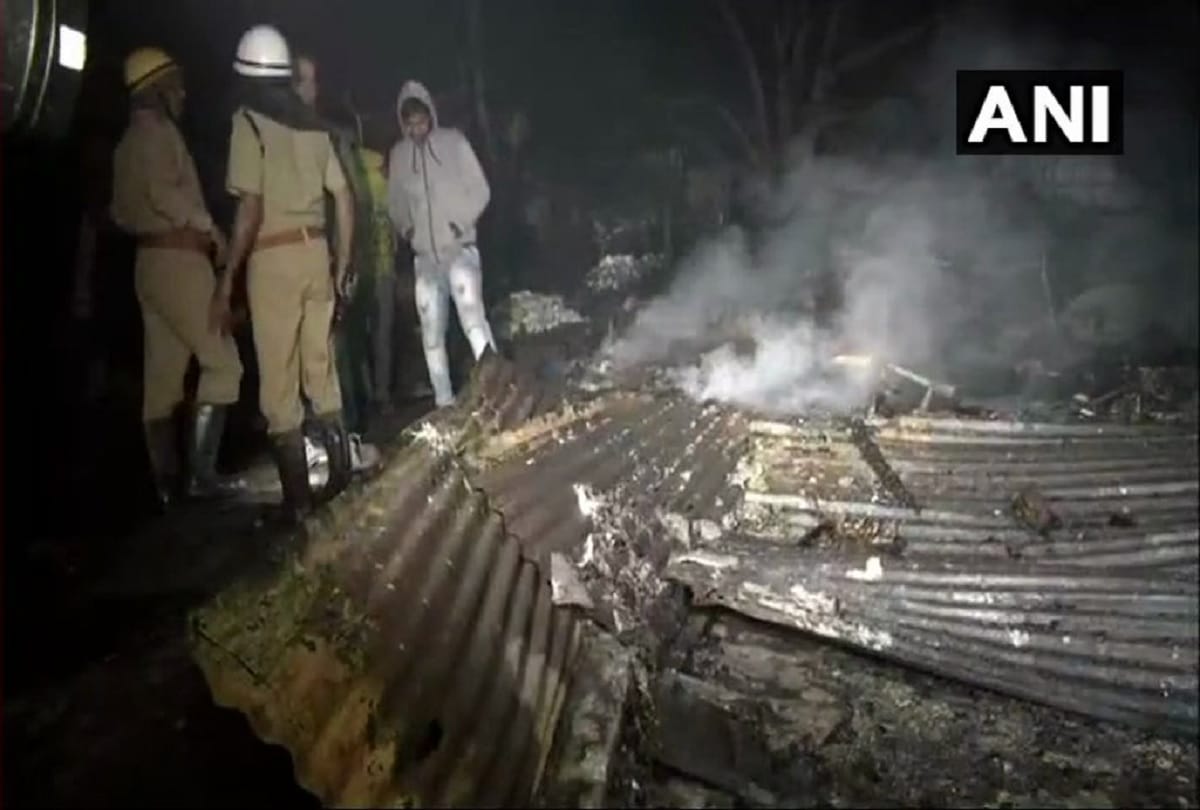 Delhi Fire broke at slum area in Rohini Sector 26 Around 100-150 houses burnt