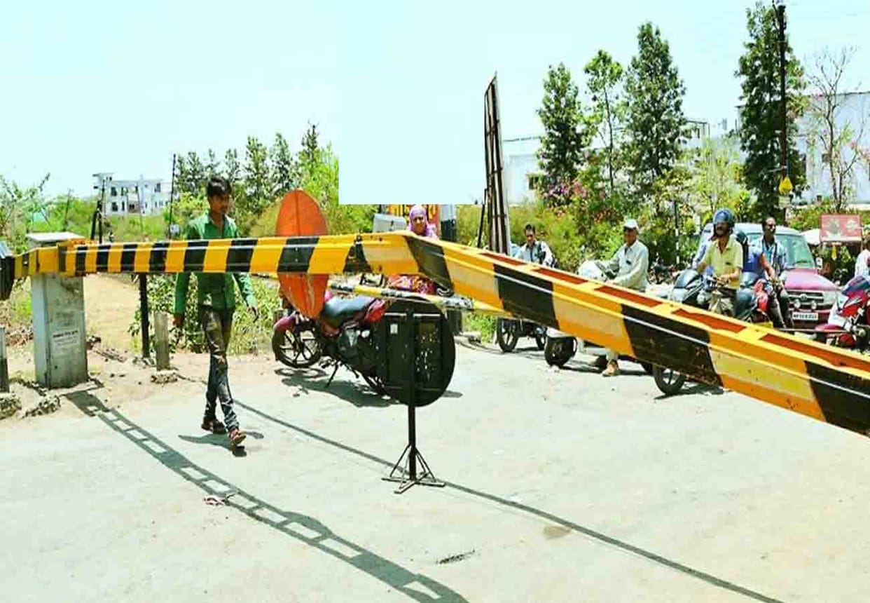 policeman beaten by boy on road