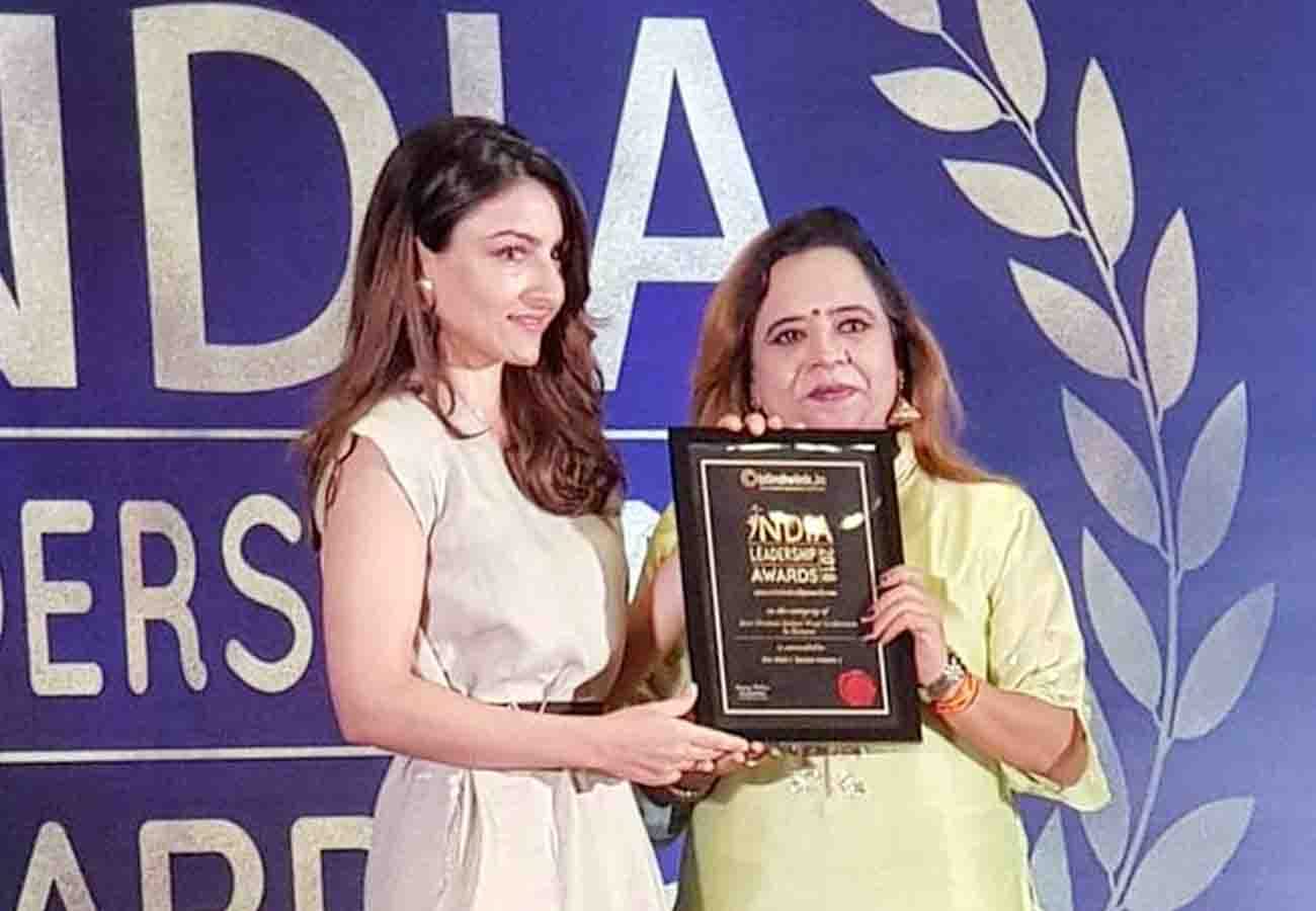 Fashion Designer Sujata won Leadership Award