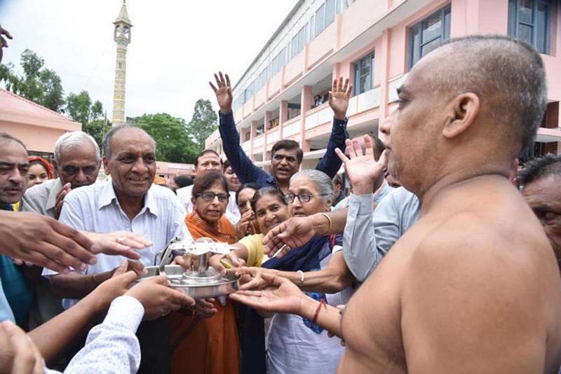 Jain Muni reached Kashi after walking 514 km in 37 days