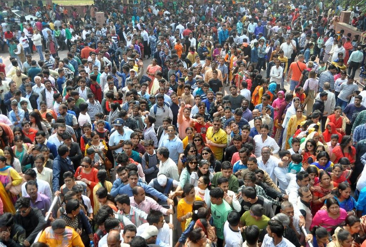 huge crowd of tourist gathered at taj mahal on saturday