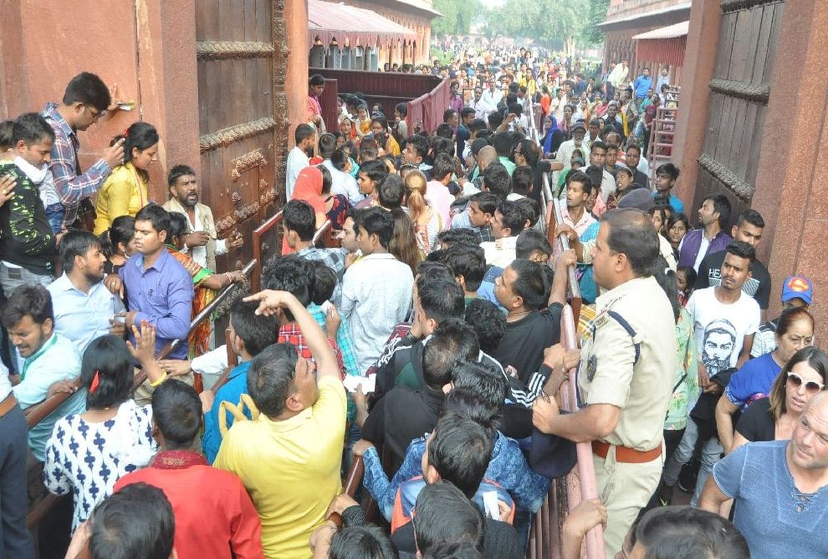 thousand tourists trouble due to not starting the turnstile gate at taj mahal