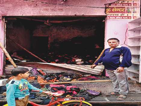 Fire in clothes shop, loss of 20 million