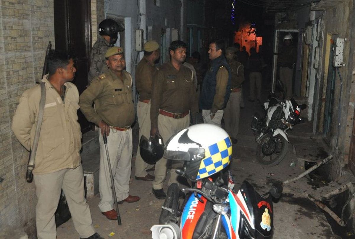 Two groups clash in lohamandi agra
