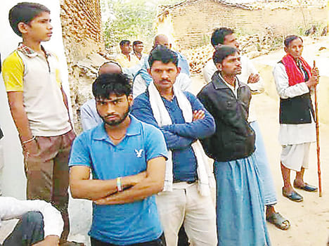adhedh ne ki aatmahatya