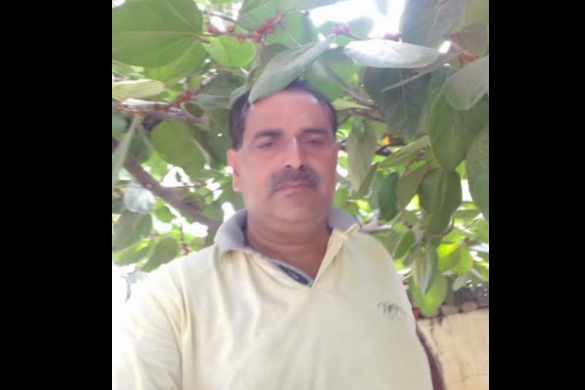 Delhi police constable deployed in Rajnath singh security died after fall from the train in baghpat