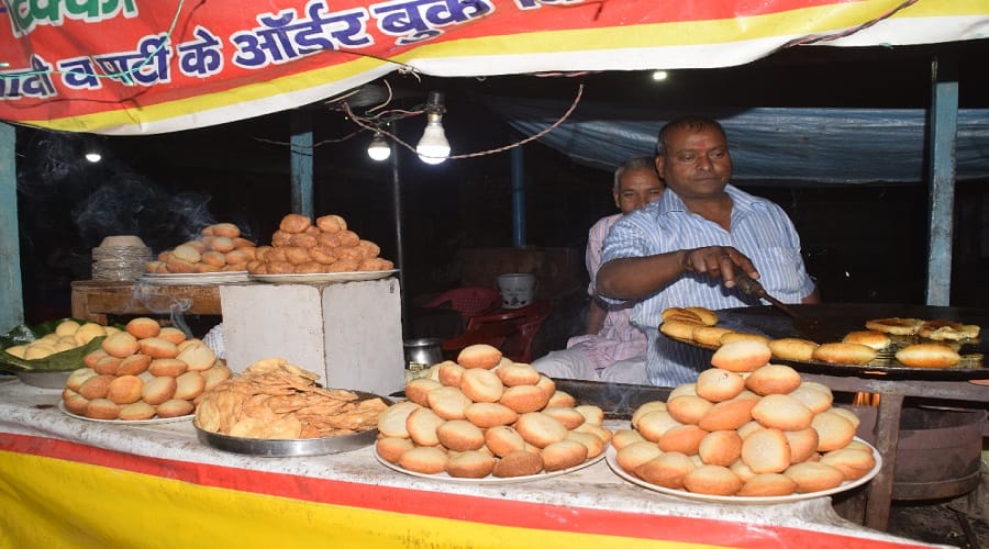UP NEWS Taste of lal chaat corner on abulane in Meerut