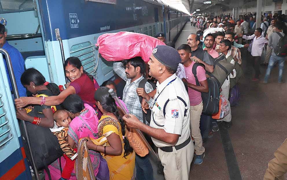 ट्रेनों में घुसने के लिए धक्कामुक्की