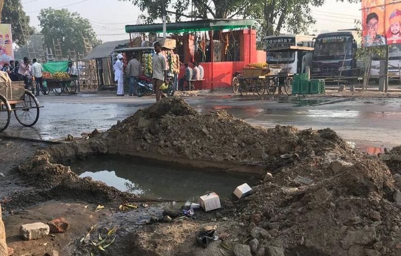 टूटी पाइप लाइन, हजारों लीटर पानी हो रहा बर्बाद