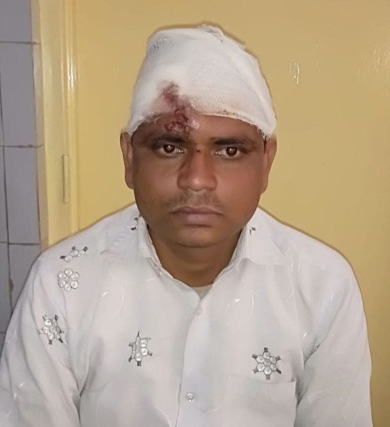 दबिश देने गई पुलिस की पिटाई, दरोगा, दो सिपाही घायल