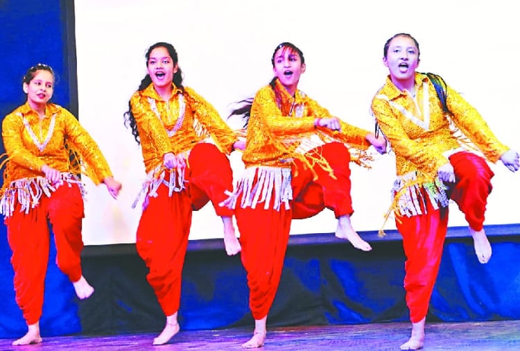 सांस्कृतिक प्रस्तुतियों पर छात्रों ने मचाई धमाल