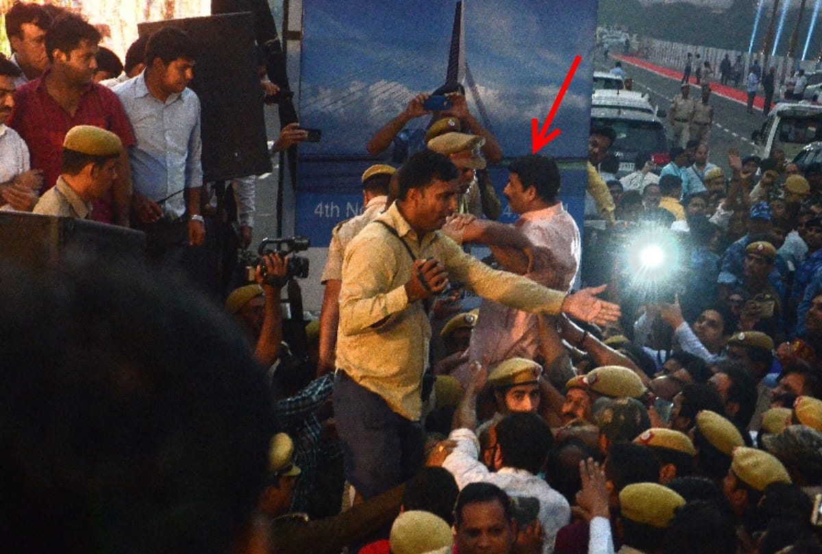 signature bridge scuffle delhi police files fir in 6 sections kejriwal also made accused
