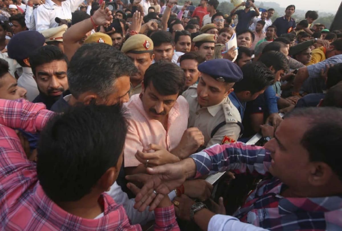 signature bridge case: manoj tiwari files fir against cm kejriwal