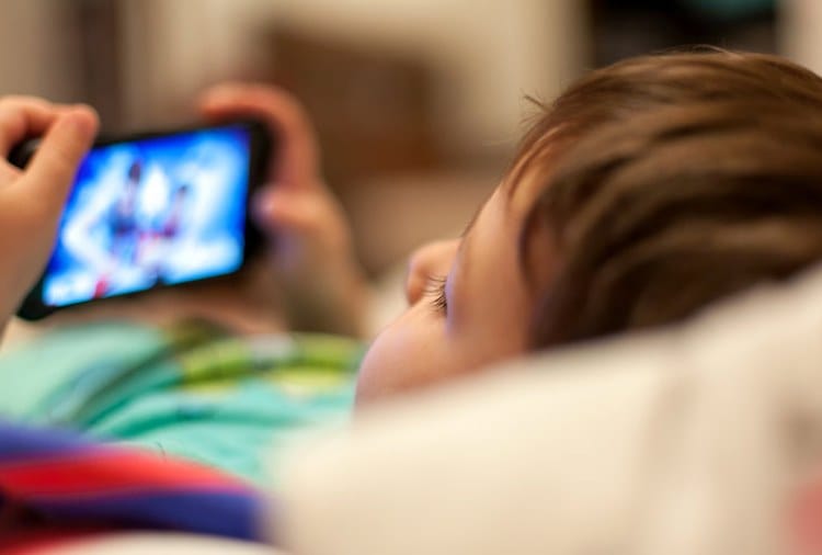 Use of Smatphone is Dangerous for Childrens Eyes, Health Tips