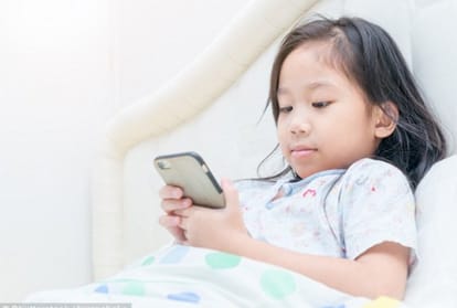 Use of Smatphone is Dangerous for Childrens Eyes, Health Tips
