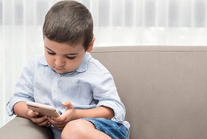 Use of Smatphone is Dangerous for Childrens Eyes, Health Tips