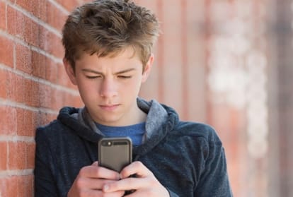 Use of Smatphone is Dangerous for Childrens Eyes, Health Tips