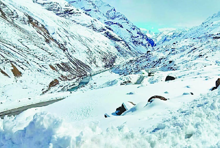 बर्फ का लुत्फ उठा रहे सैलानी